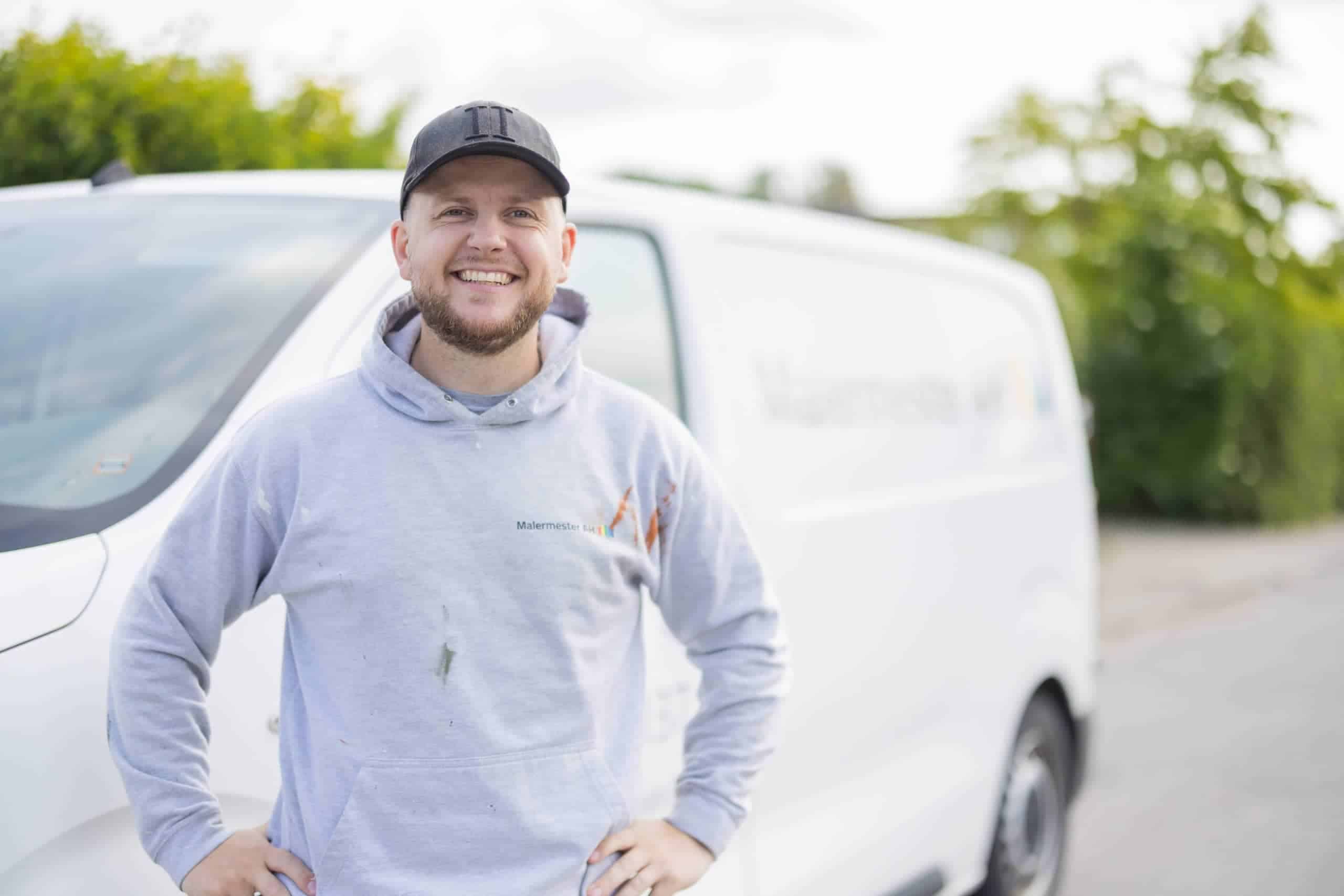 Malermester Andreas Holm foran firmabil